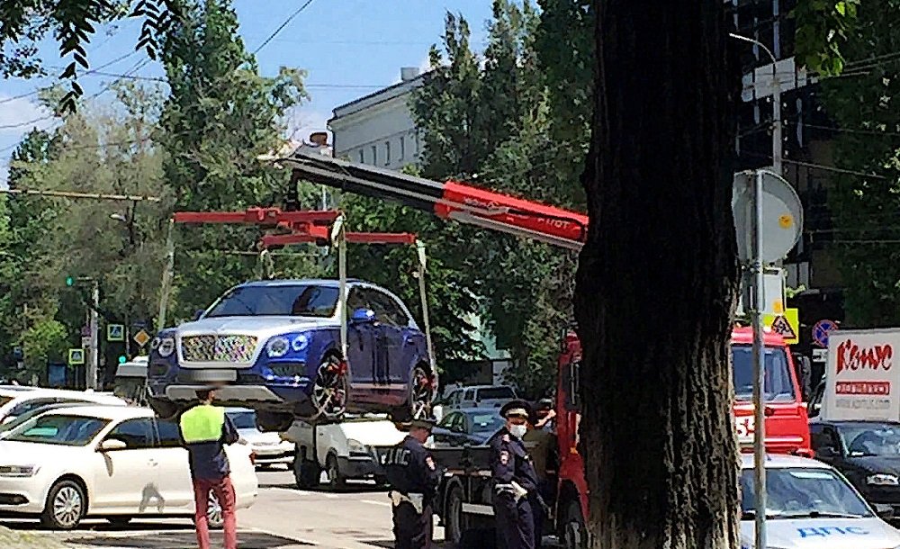«Эвакуатор, который смог»: в Ростове с места для инвалидов забрали Bentley