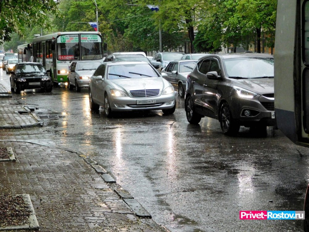 О разгуле стихии предупреждает ростовских водителей ГИБДД