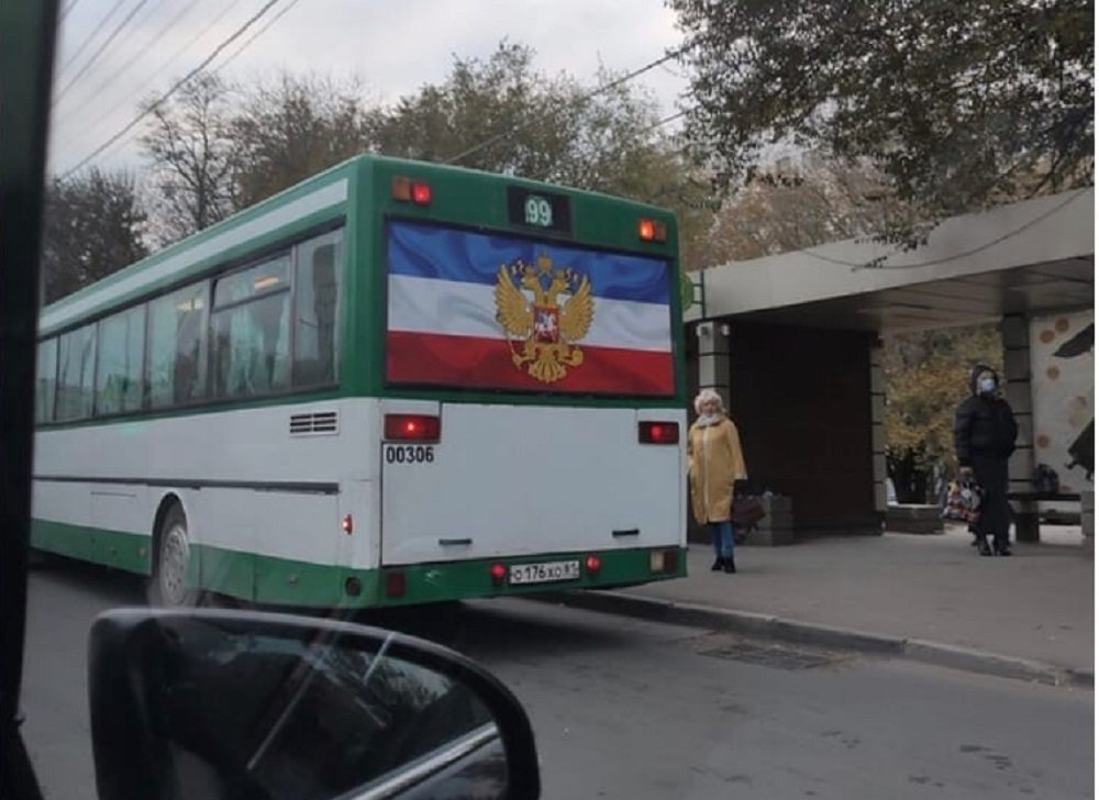 Неправильный флаг России на ростовском автобусе вызвал бурное обсуждение в сети