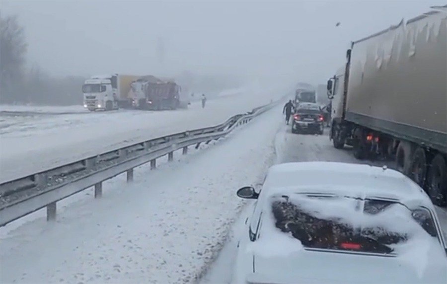 Междугороднее движение заблокировано в Ростовской области из-за мощнейшего снегопада