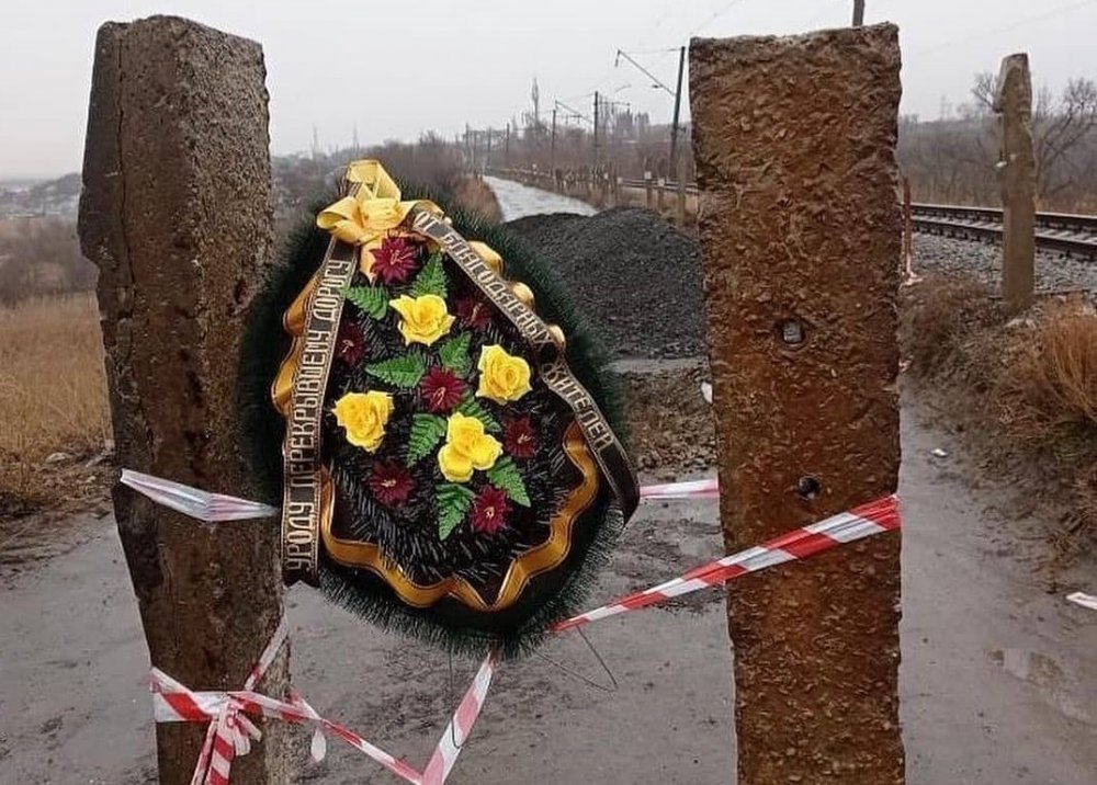 Траурный венок неизвестные автомобилисты разместили на перекрытом проезде в Ростове
