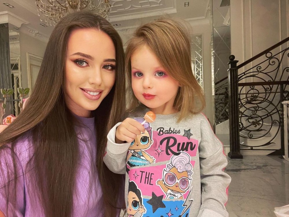 Яркий макияж двухлетней дочки Костенко возмутил публику