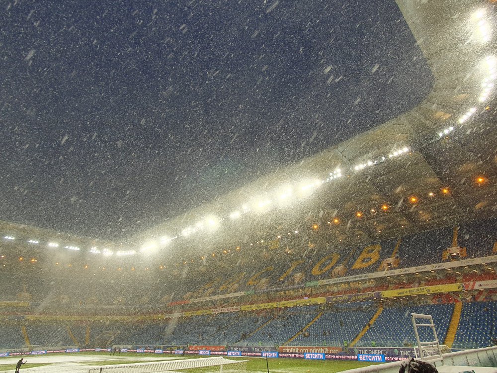 Снегопад на стадионе в Ростове