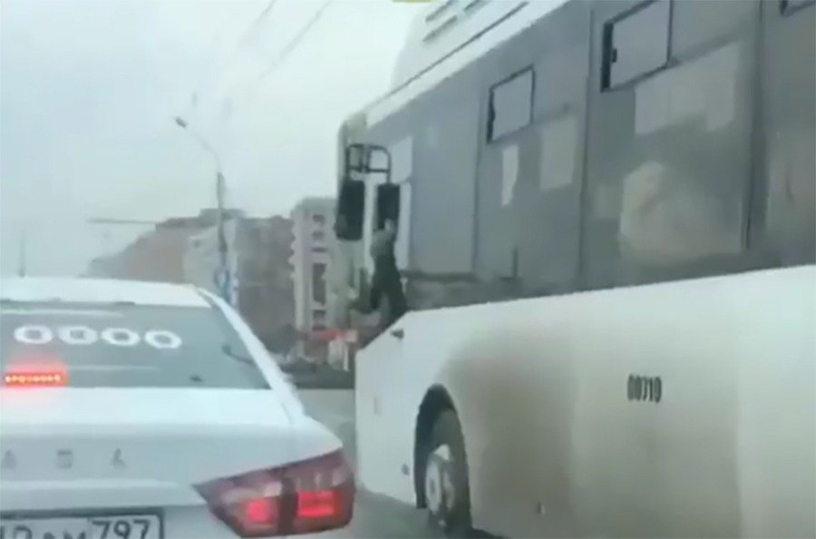 Орально удовлетворяющийся водитель автобуса подверг опасности пассажиров в Ростове