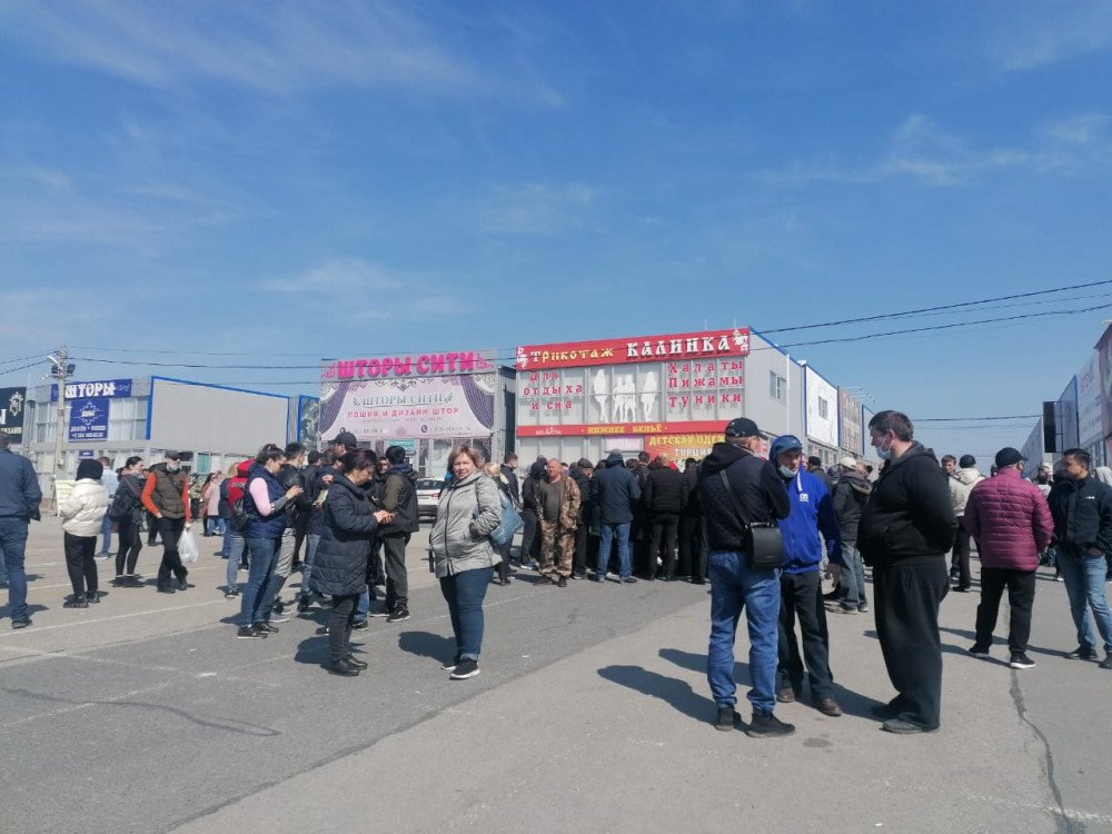На оцепленном рынке под Ростовом начали работать судебные приставы