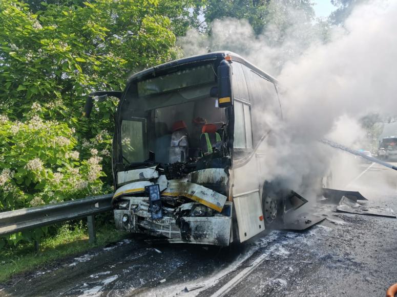 16 человек в больнице: В Туапсинском районе загорелся автобус после столкновения с другим автобусом