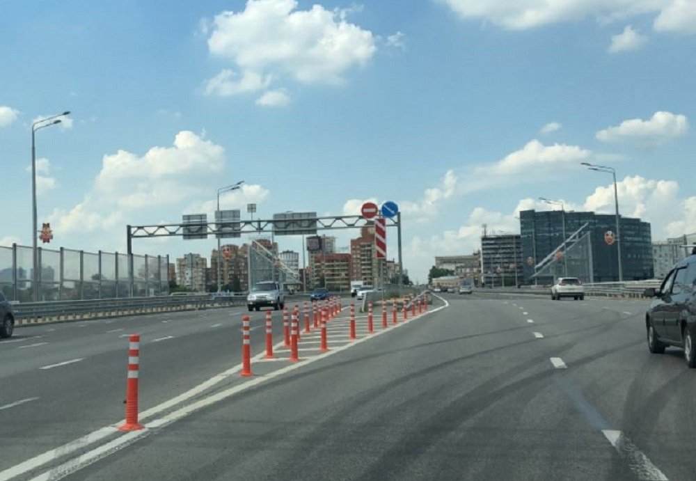 На крупных магистралях Ростова установят более 800 сигнальных столбиков между полосами движения