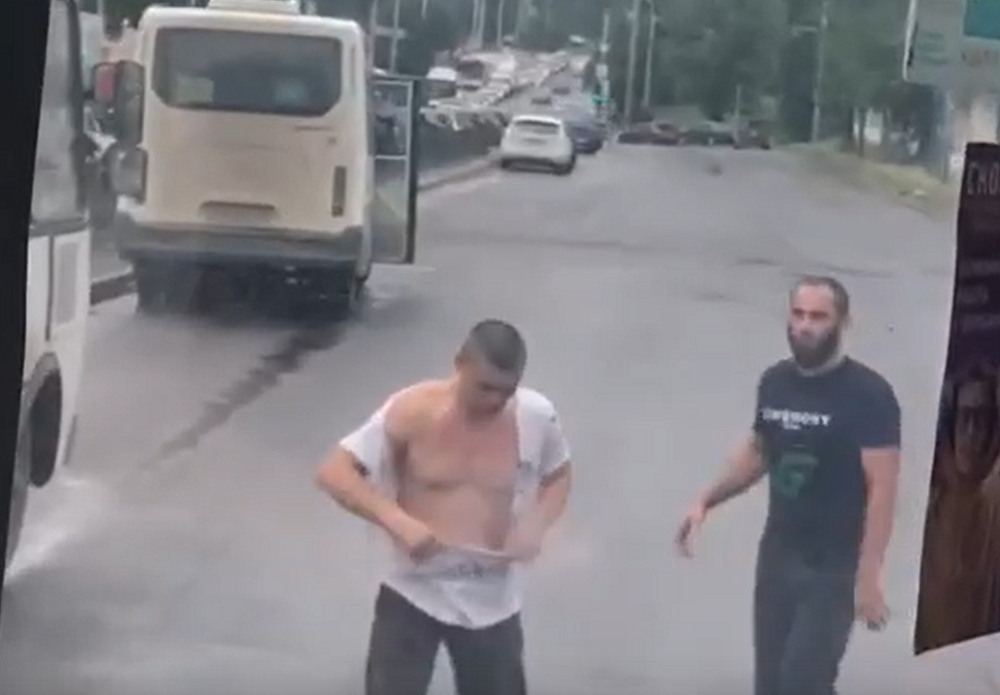 Водители автобусов в Ростове устроили кулачный бой после подрезаний