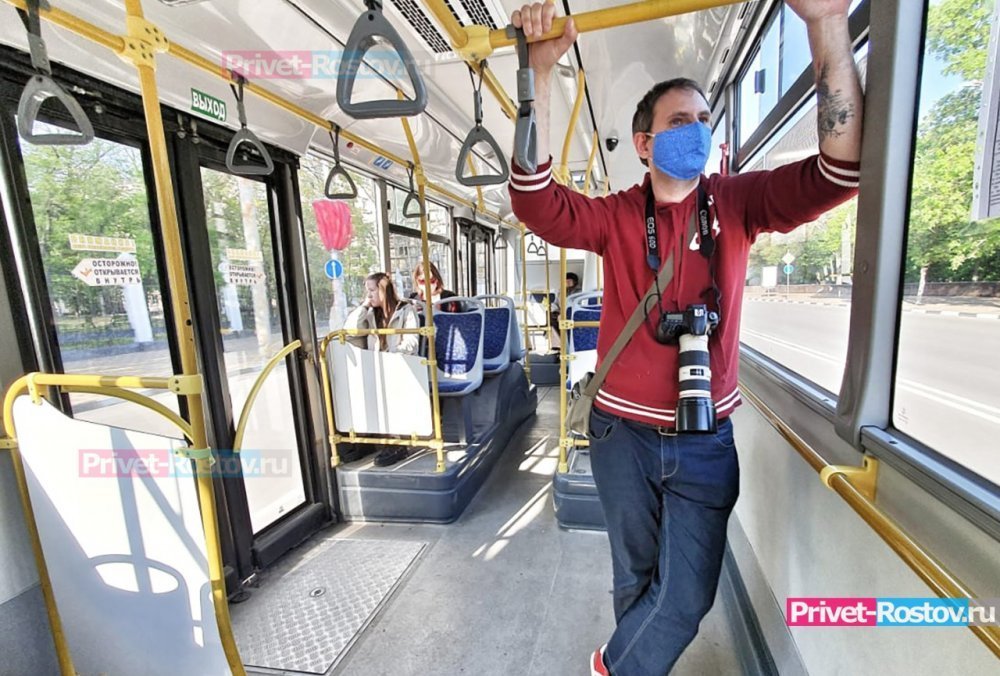 В Ростове при проведении рейдов пассажирам стали раздавать защитные лицевые маски