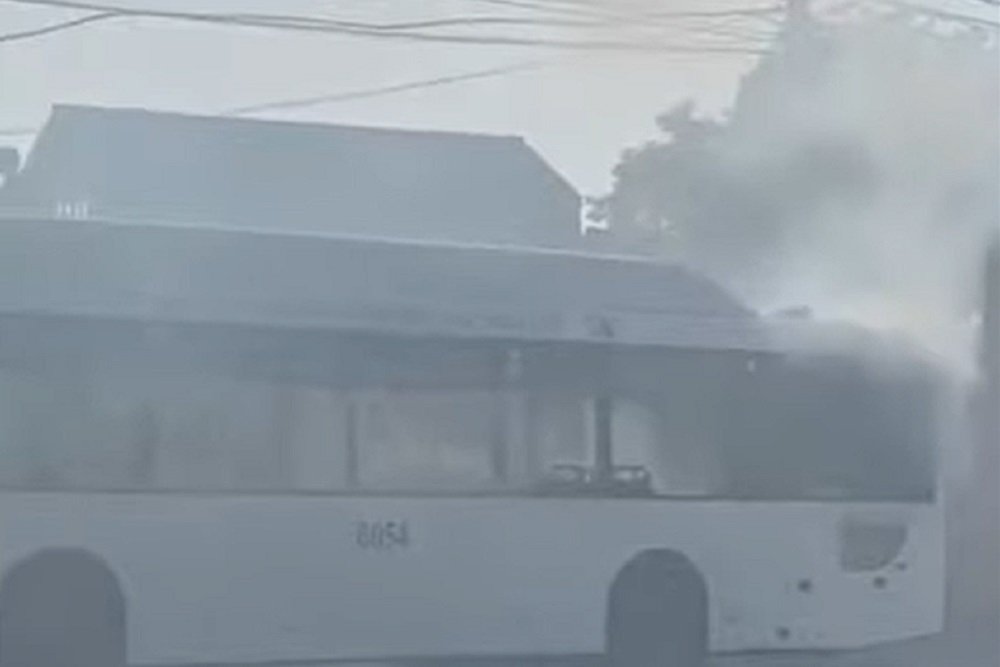Автобус задымился в Ростове на Вавилова