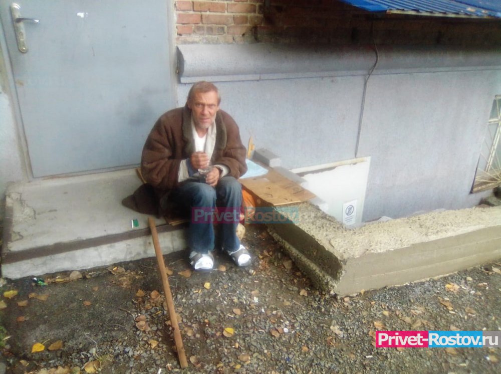50-летний мужчина с ампутированными пальцами после операции живет на улице в Ростове