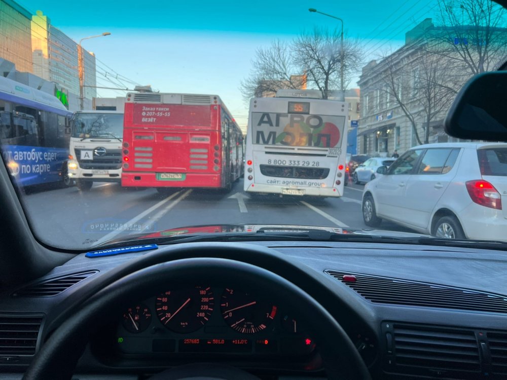 Ростовчан возмутила езда городского пассажирского автобуса по встречке