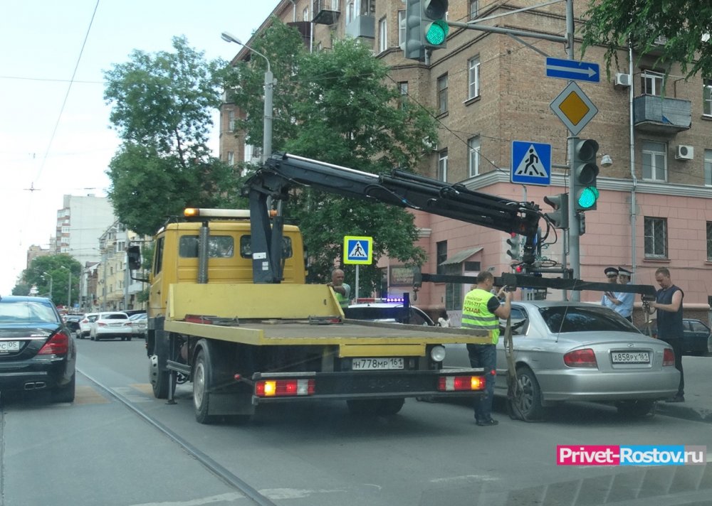 С Пушкинской улицы в Ростове-на-Дону начали массово эвакуировать машины