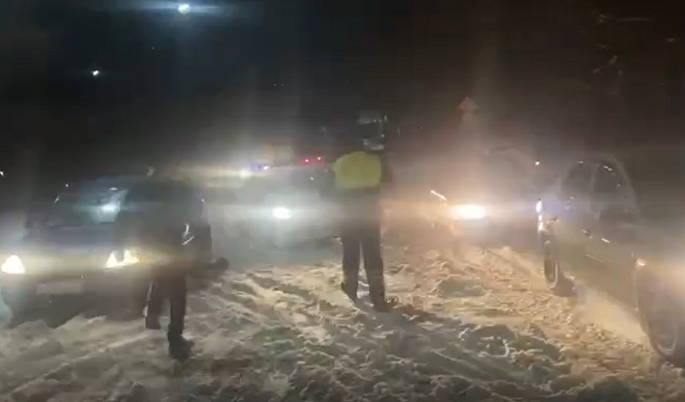 Снегопад заблокировал на дороге в Ростовской области почти 40 автомобилей