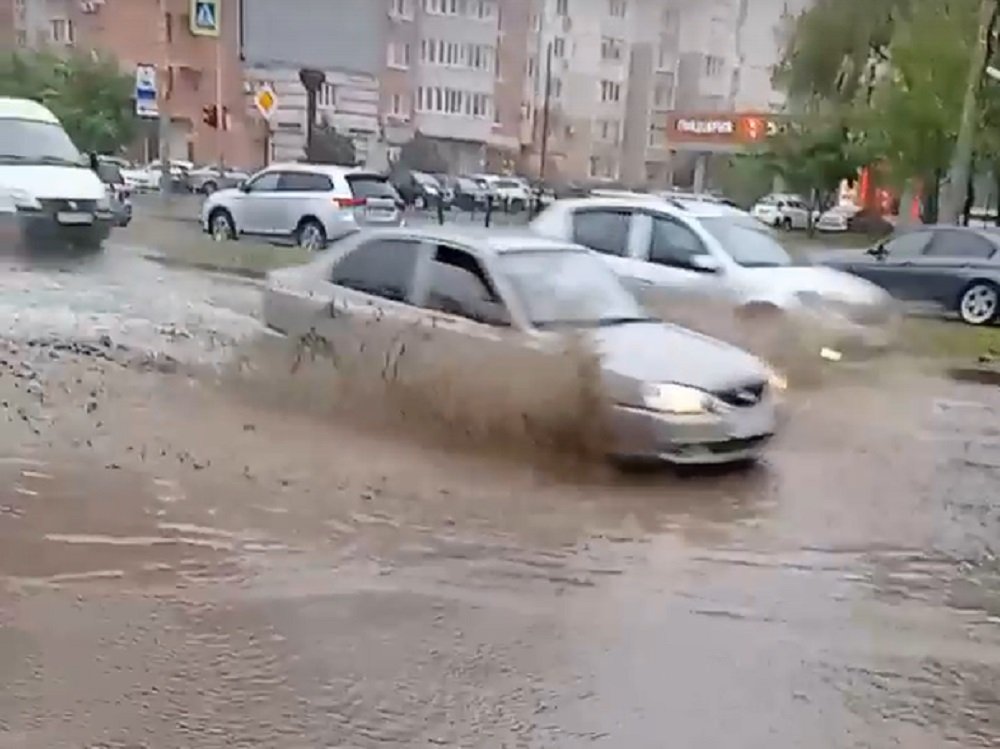 Дожди превратили в бурлящие реки улицы в Ростове на Военведе и на Северном 19 мая