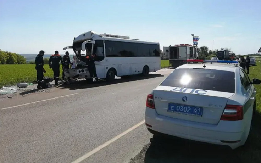 В Ростовской области микроавтобус протаранил припаркованный на обочине грузовик