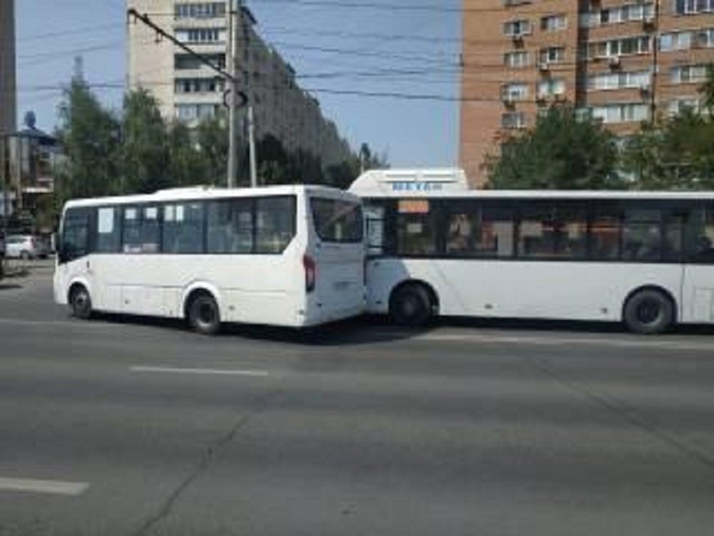 Два автобуса с пассажирами столкнулись на СЖМ Ростова 9 августа