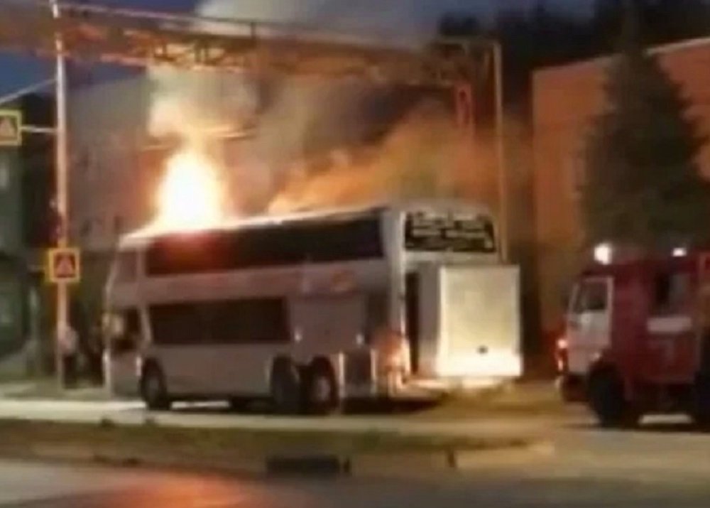 Автобус Волгодонск-Москва с 32 пассажирами вспыхнул на полном ходу в Ростовской области