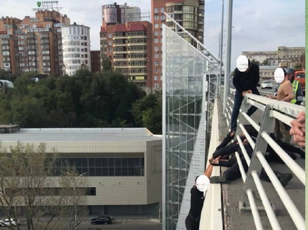 В Ростове мужчине не дали спрыгнуть с Ворошиловского моста