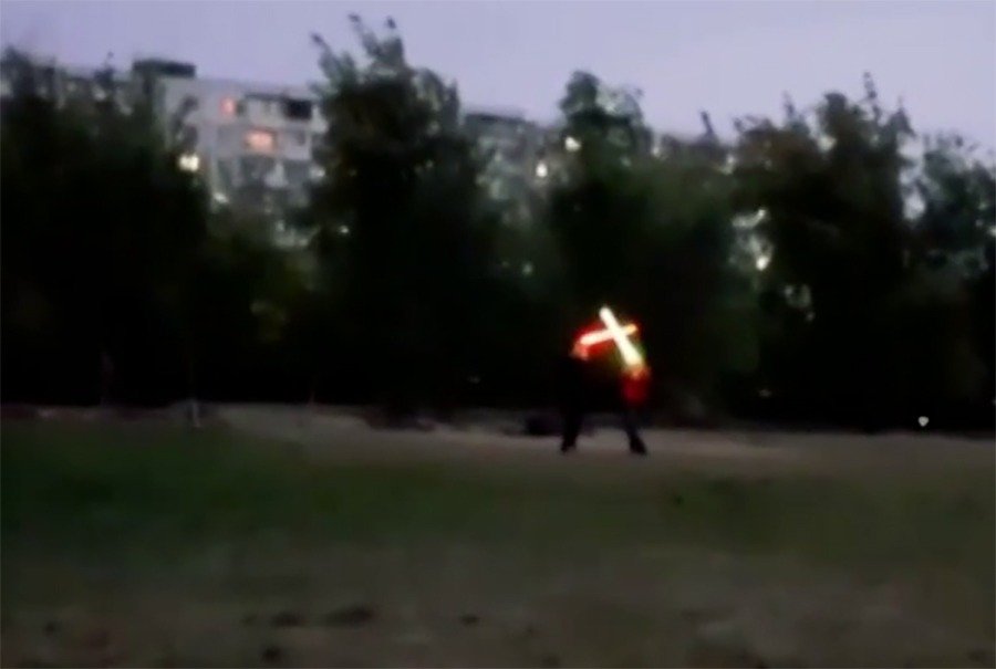 Драка двух мужчин на световых мечах рассмешила жителей в Ростове-на-Дону 14 сентября