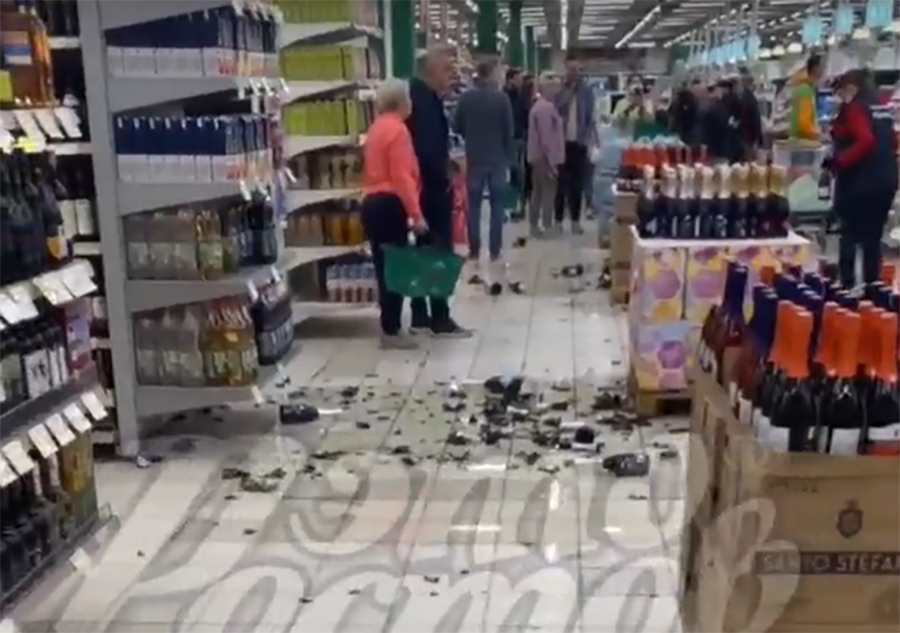 В Ростове неадекватный мужчина «разгромил» супермаркет и затопил его шампанским