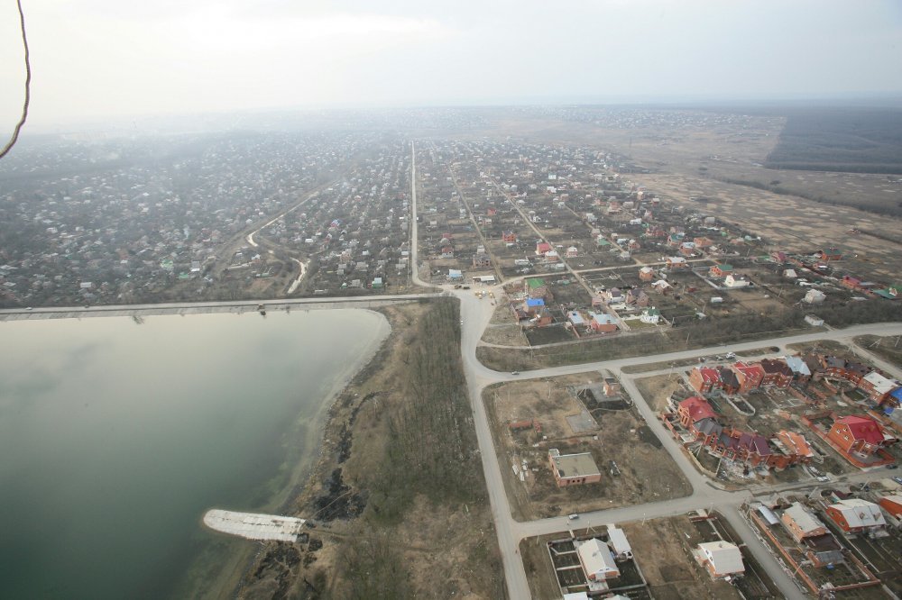 На дамбе через Ростовское море хотят добавить ещё одну полосу движения для транспорта