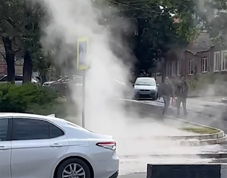 Фонтан с кипятком забил из-под земли на проспекте Нагибина в Ростове и едва не обжег пешеходов