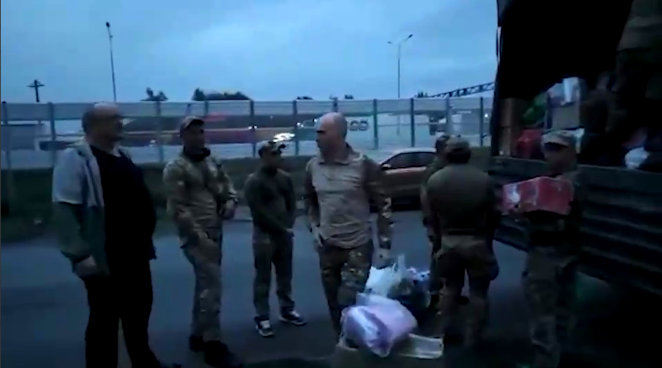 Жители Ростовской области остановили колонну с военнослужащими и передали продукты 15 сентября