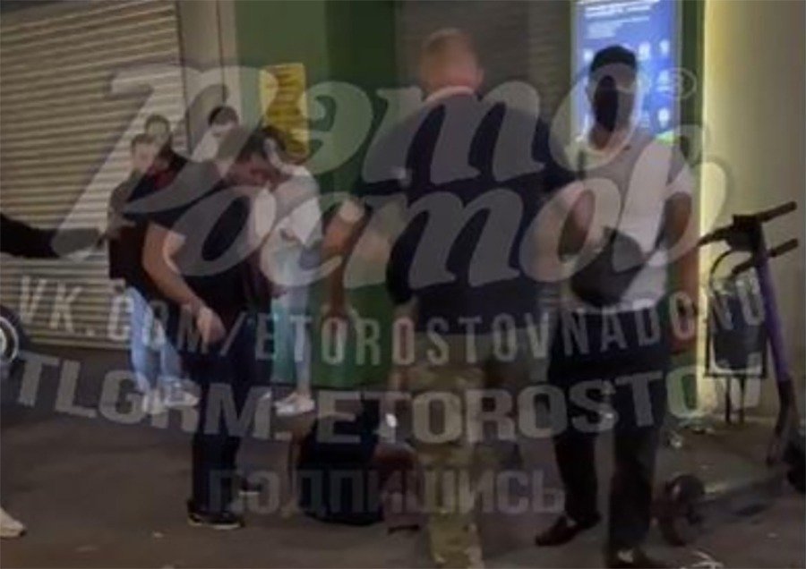 Толпа жестоко едва до смерти не забила мужчину в ночном клубе в центре Ростова-на-Дону
