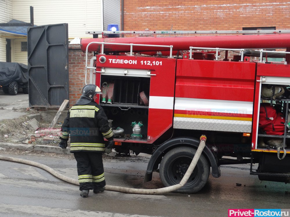 При пожаре в частном доме заживо сгорела 61-летняя женщина в Ростовской области