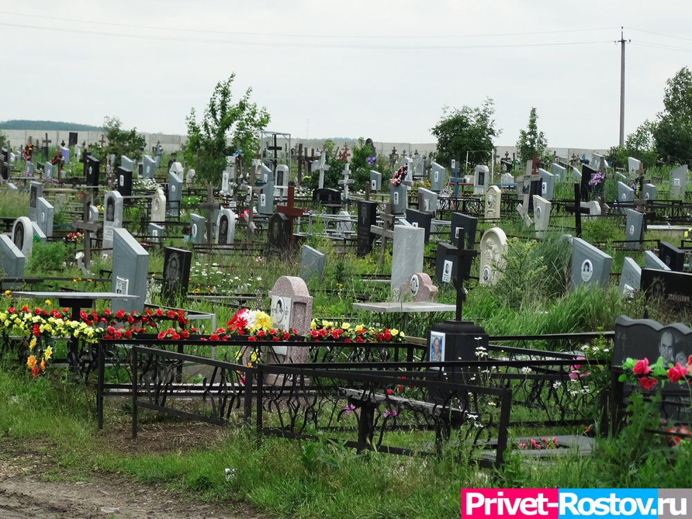 Несколько могил были разрушены вандалами на новом кладбище Каменска-Шахтинского