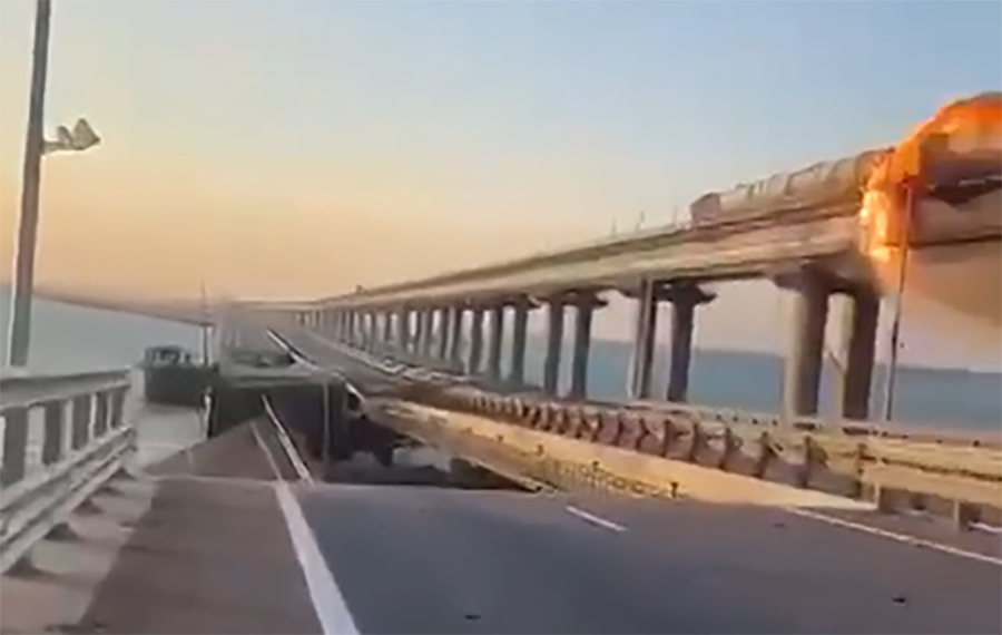 На Крымском мосту произошел подрыв грузового автомобиля, часть полотна обрушилась