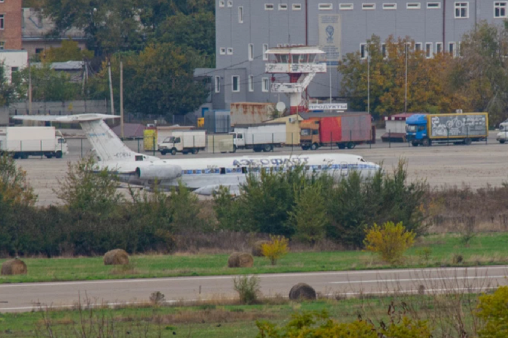 Списанный самолет выкатили на взлетку старого аэропорта в Ростове-на-Дону в 28 октября