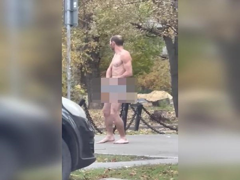 По центру Ростова-на-Дону на Пушкинской гулял голый мужчина днем, 11 ноября
