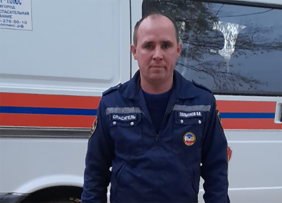 Спасатель, рискуя жизнью, убрал машину с ЖД переезда в Азове утром 11 ноября
