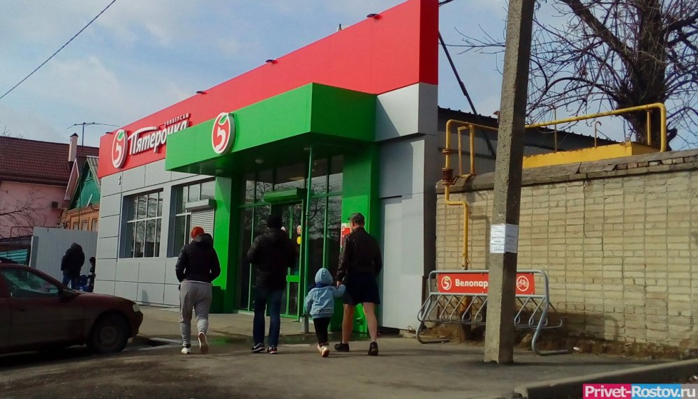 При ограблении Пятерочки в Ростове нападавшие избили продавца и угрожали посетителям