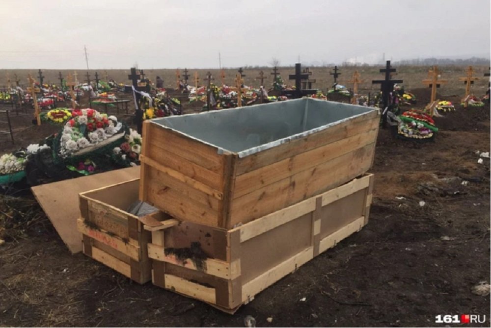 На кладбище в Ростовской области побросали цинковые гробы после похорон военных