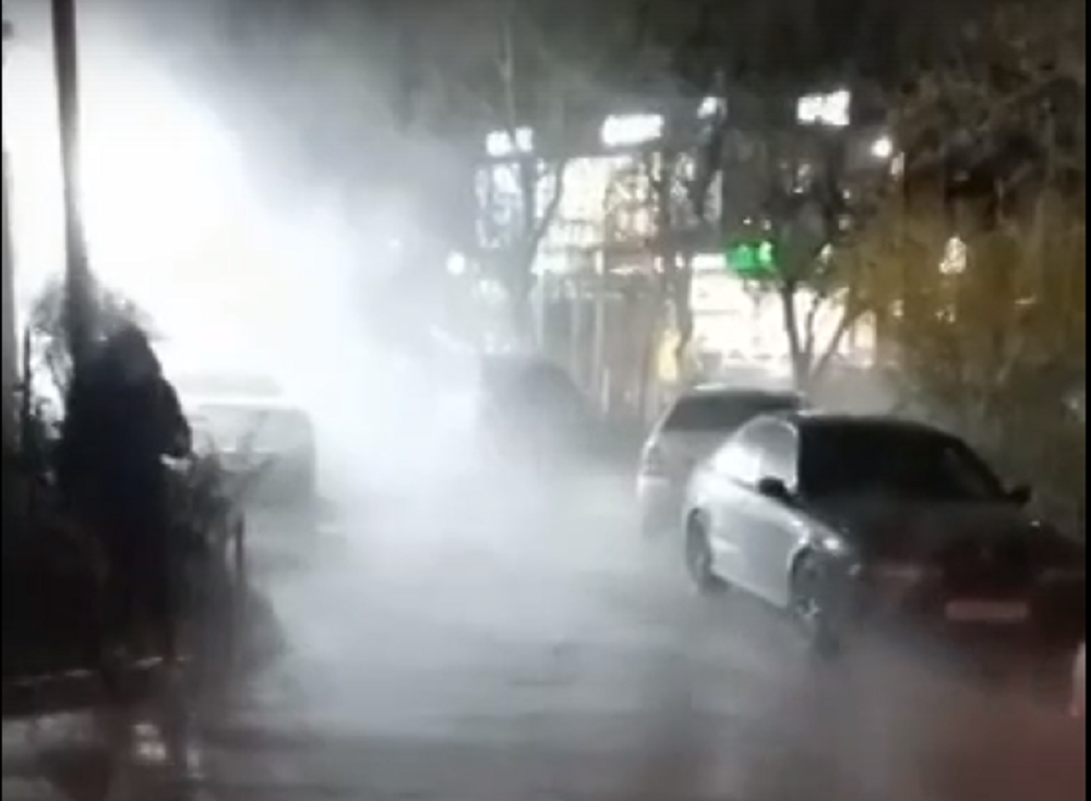 В Ростове улицу Павленко затопило кипятком