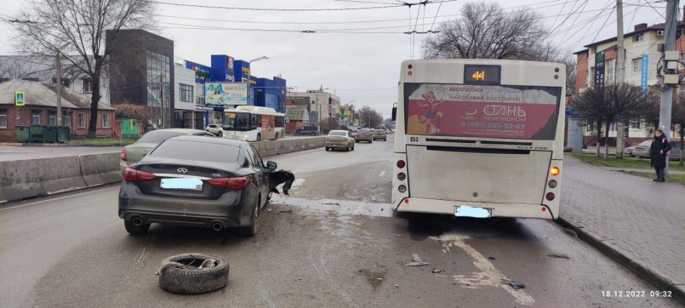 В Ростове дорогая иномарка протаранила автобус