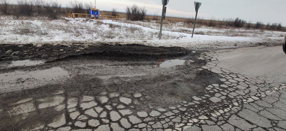 Начался ремонт уничтоженной большегрузами дороги под Ростовом из-за строительства водовода в ДНР