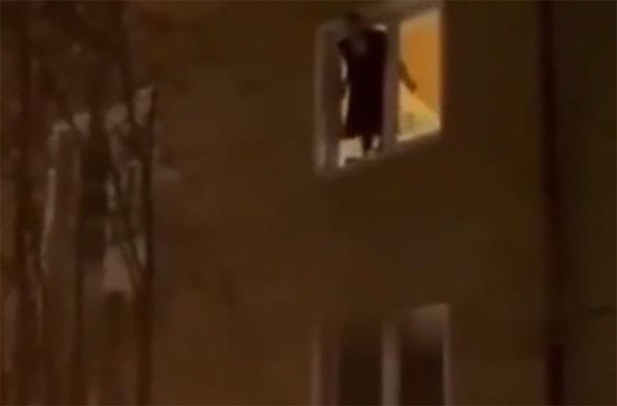 Из многоэтажки в Гуково выпал мужчина, приземлился в сугроб и ушел в неизвестном направлении