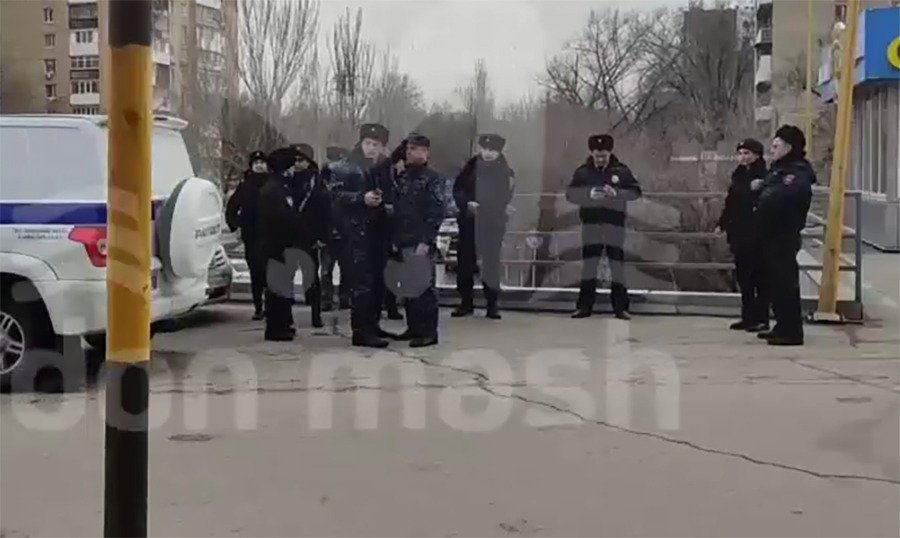 Массовое побоище у ТЦ "Рио" в Ростове остановила полиция днем 27 февраля