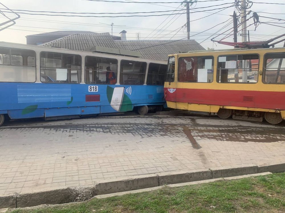 На перекрестке Скачкова и Дальневосточной два трамвая в Ростове вломились в частный дом