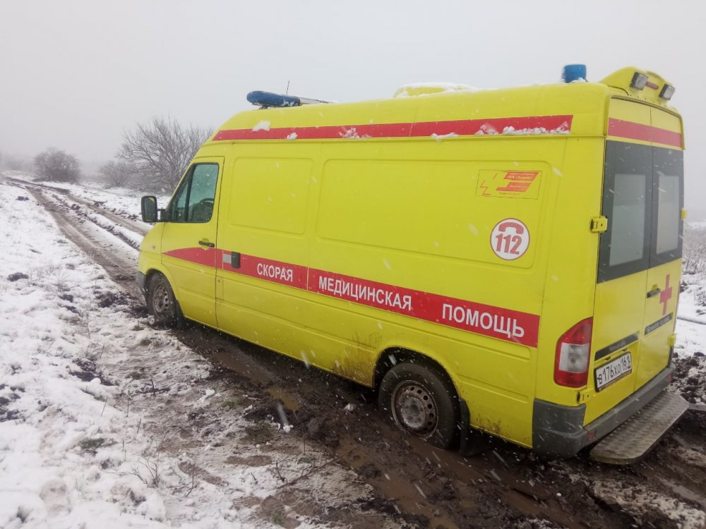 В Первомайском районе Ростова Скорая помощь застряла в грязи и снегу по пути на вызов 30 марта