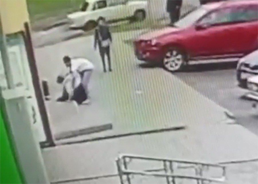 Взрослый мужчина напал и жестоко избил прямо на улице 14-летнюю девочку в Азове