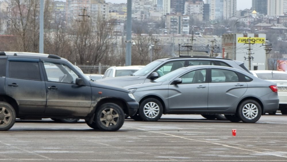 Бандиты в Ростове-на-Дону на парковке залили машину девушки химикатами