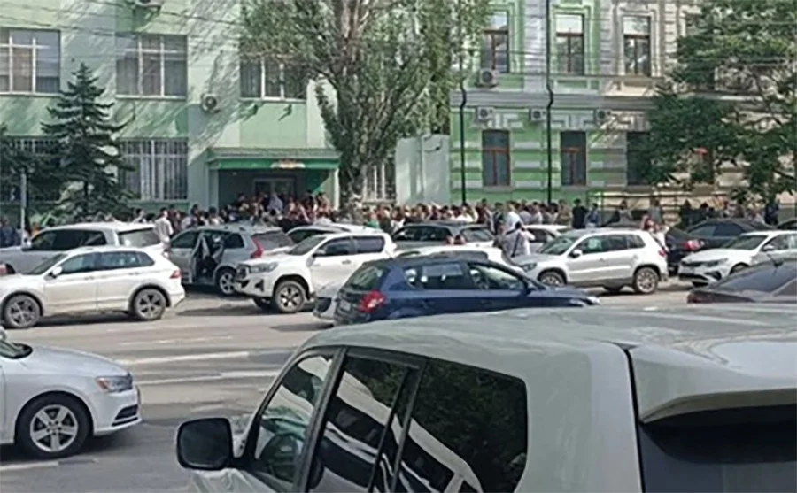 Власти объяснили скопления возмущенных жителей в центе Ростова-на-Дону