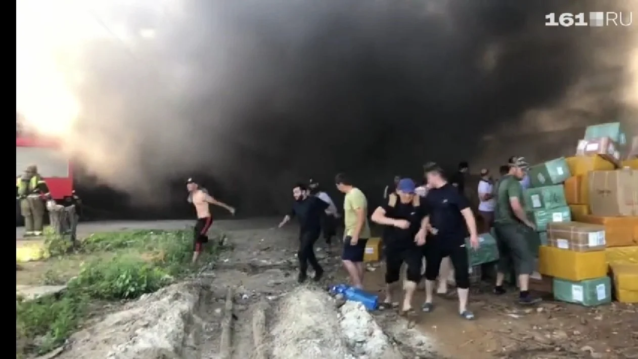 Предприниматели бросаются в огонь чтобы спасти остатки товара с горящего рынка «Альтус» под Ростовом
