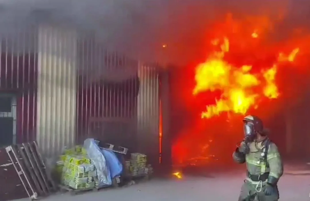 Вертолёт от МЧС и два пожарных поезда помогают тушить полыхающий рынок в Ростове