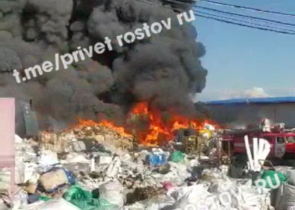 В Украинских СМИ горящий в Аксае склад с бумагой "заменили" на пожар на пороховом заводе